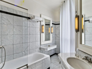 Le Dokhan’s Paris Arc de Triomphe, a Tribute Portfolio Hotel