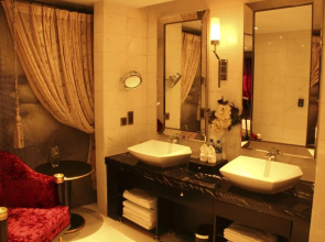 Longyun Hotel