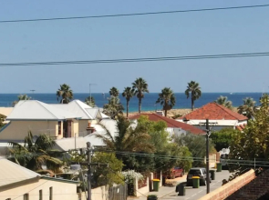 Ocean Sunsets - 2 bedroom converted warehouse apartment