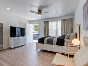 B3 Large Contemporary Studio Steps From Beach With AC