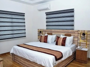 Sterling Lakeview Apartment