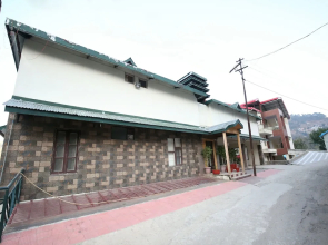 OYO 12185 Home Wayside Villa 3BHK Apartment Kasauli