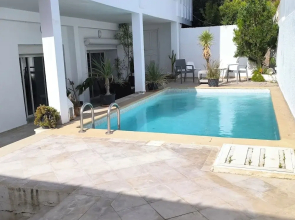 Stylish villa avec parking et piscine