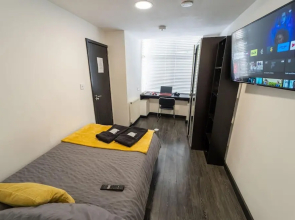 Ground Floor Studio Close to the City!