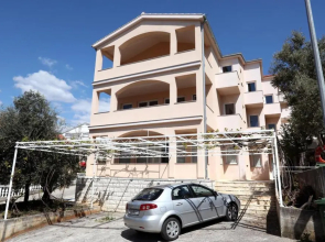 Charming 2-bed Apartment in Okrug Gornji