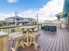 Walk to the Ocean: Family Retreat in Crystal Beach
