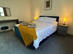 Stunning 2 BD Apartment in Cheltenham