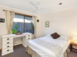 Schman55-Waterfront, Resort-Style Entertainer