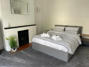 2-bed, Sleeps 4, Free Parking, Pets Allowed