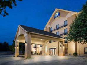 Days Inn & Suites by Wyndham Cedar Rapids