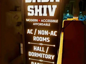 Sada Shiv Guest House near Ganga river