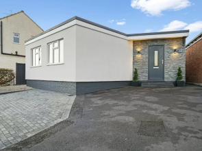 Modern Bungalow in Maidstone sleeps 5 with free parking