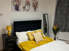 4BR Familyhome and Parking Sleeps7 Guests