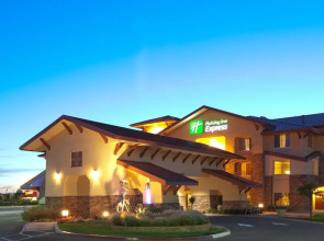 Holiday Inn Express & Suites Turlock - Highway 99