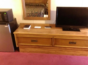 Candlewick Inn And Suites