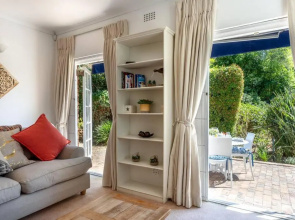 Beautiful 2 bed cottage along Constantia Wine route with pool