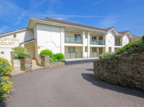 Clifton Court Apt 23 With Seaviews Heated Pool