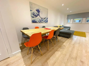 Large Modern 3 Bedroom Apartment - Free Parking