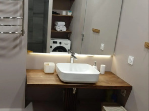 Абри Люкс на Революции, 24