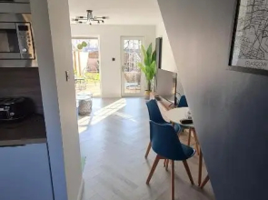 Beautiful 2bed house with garden, walking distance to town - FREE parking