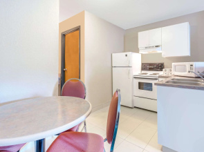 Super 8 By Wyndham Golden