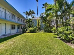 Luxe Naples Escape: Walk to Beach & Downtown!