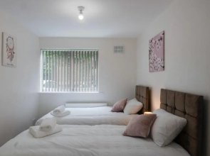 Gorgeous ground floor apartment + free parking