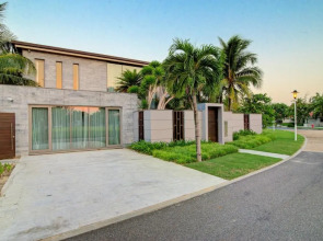 Five Stars 5 Bedrooms And 1 Movie Room Beachfront