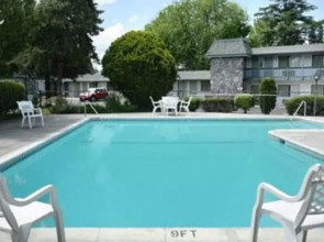 Econo Lodge Inn & Suites Central