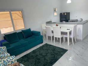 شقه فندقيه 3 غرف حمامين و مطبخ و حديقه خاصه امام الجامعه الامريكيه و مول point 90