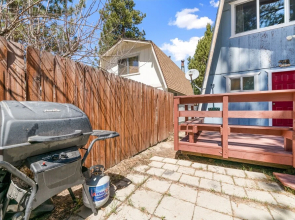 The Grizzly Grotto - Gorgeous Gambrel With Gaming Consoles And Fast Wifi! 3 Bedroom Cabin