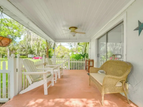 Sunny Home in Yankeetown w/ Lanai & Backyard!