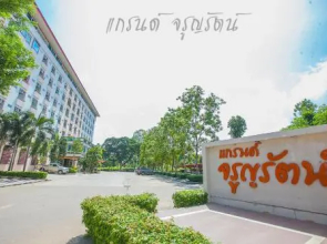 Grand Charoonrat Apartment