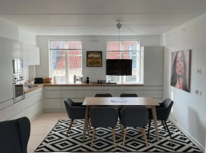 CITY LUX APARTMENT, 2 FULL BATHROOMs, 3v