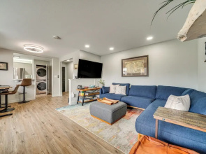 2 Blocks to Beach Park: Cozy Seattle Townhome