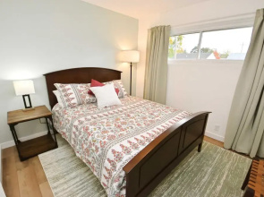Modern 5 Bedroom Home Sleeps up to 12 15 min Walk to ND 2329