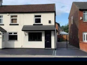 Immaculate 2-bed Apartment in Leigh