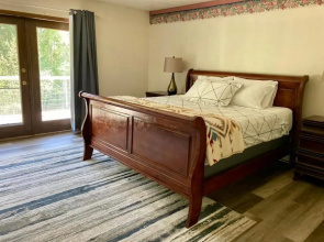 Spacious Resort Style Retreat Sleeps 20