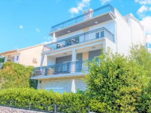 Holiday House Queens with Sea View