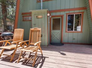 Moose Manor - Getaway To The Mountains, Comfortable Gambrel Style Cabin! Fenced Yard! 3 Bedroom Home