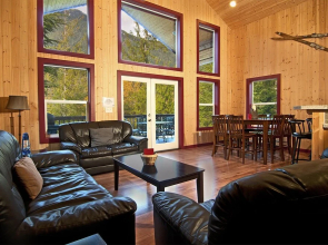 Money Creek Lodge - Five Bedroom Cabin with Hot Tub