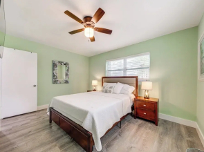 1 Mi to Beach: Sunny Lantana Cottage w/ Pool!