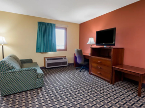 Super 8 Staunton