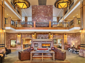 Studio Steps to Red Pine Gondola & Canyons Village by RedAwning