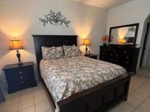 4986 Trafalgar Village 4 bed 3 Bath Pool spa