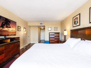 High-Rise Comfort With Balcony And Pool