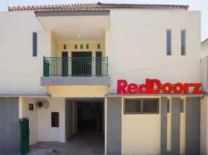 RedDoorz near Plaza Araya 2