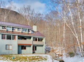 Lincoln Condo w/ Balcony & View < 2 Mi to Loon Mtn