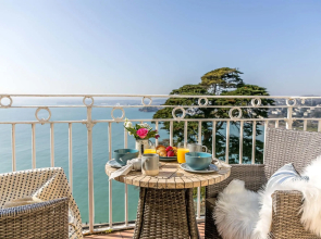 Wellswood Apartment - Sunny Apartment With Stunning sea Views Private Balcony
