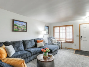 Townhome w/ Patio: 1 Mi to Clearfield Riverwalk